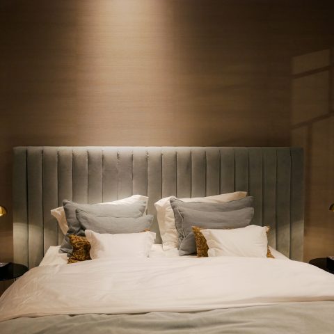 Boxspring met opbergruimte als designkeuze voor een rustige slaapkamer