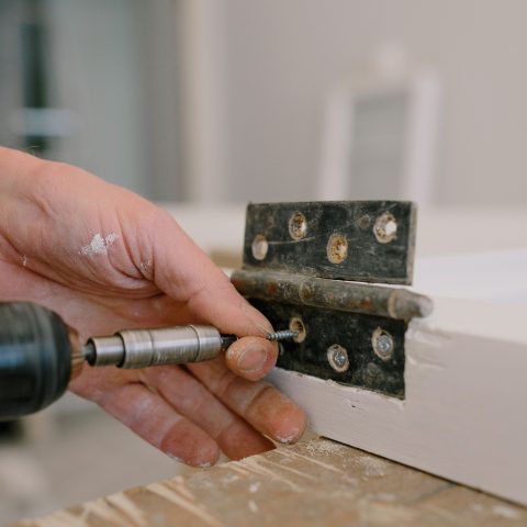 Stil glijdende scharnieren en strakke kitranden: zo blijft maatwerk langer mooi
